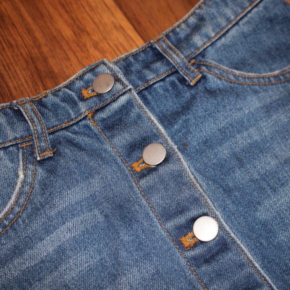 Button up jean skirt from H&M size 4 - Picture 2 of 4
